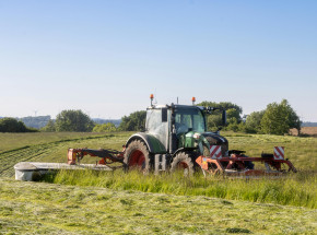 Wciągnięty przez maszynę rolniczą. 70-latek cudem przeżył.