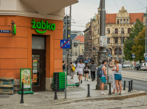 Żabka i Biedronka otwiera sezonowe sklepy. Gdzie pojawią się nowe placówki?