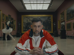 "Płaczemy pięścią w stół" – nawija w nowym singlu Sokół