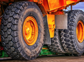 Rosja: wywrotka staranowała wojskowy konwój autobusowy