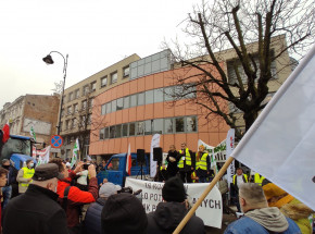 Piotrków Trybunalski: protest producentów trzody chlewnej w związku z zatrzymaniem 19 rolników