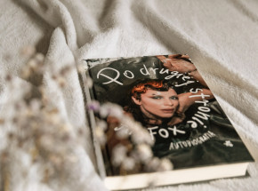 „Po drugiej stronie. Autobiografia” Julia Fox [RECENZJA]