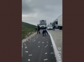 San Diego: kierowcy zbierali pieniądze, które wypadły z opancerzonego pojazdu na autostradzie
