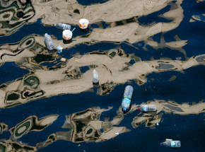 Łodzie sprzątające czyszczą rzeki w Azji (nagranie)