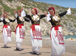 Artysta ubiera zabawki w tradycyjne greckie stroje