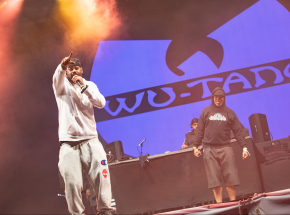 Nieporozumienie na linii Chiny-Kanada. Powodem koszulki z logo zespołu hip-hopowego