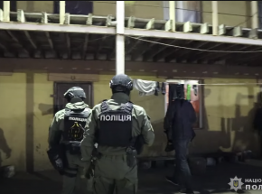 Ukraina: kijowscy policjanci uwolnili 120 osób z niewolniczej pracy