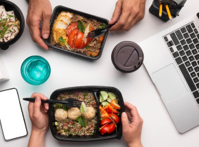 Dlaczego coraz więcej osób sięga po catering dietetyczny?
