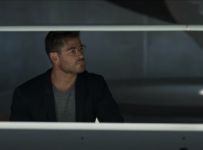 Chris Hemsworth jako ekscentryczny naukowiec w zwiastunie „Pajęczej głowy”