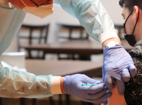 USA: pracownicy apteki pomylili szczepionkę przeciw COVID-19 z solą fizjologiczną