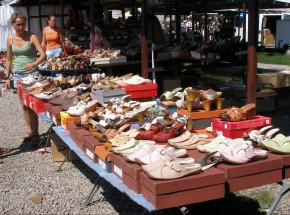 Kraków: handlowali na targu podrabianymi rzeczami. Odpowiedzą przed sądem