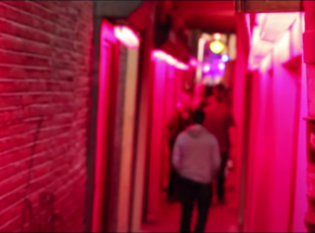 Zamknięcie okien w słynnej Dzielnicy Czerwonych Latarni