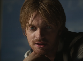 Muzyczna podróż Finneasa do lat 90.