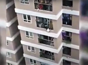 Wietnam: dwulatka wypadła z dwunastego piętra, uratował ją kurier