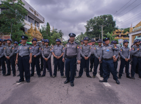 Strzały ostrzegawcze w stolicy Mjanmy