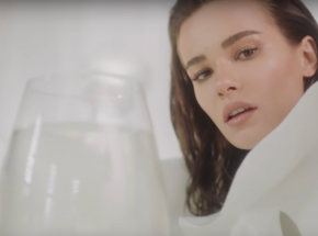 Natalia Szroeder zaskakuje kolejnym singlem – premiera „Połóż się tu”