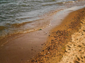 Anglia: nastolatek uwięził się w wykopanym przez siebie głębokim dole na plaży