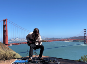 Muzyk z Los Angeles nagrał duet z szumiącym mostem Golden Gate