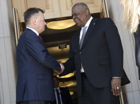 Szef MON: w Polsce powstanie „centrum HIMARS", a pierwsze wyrzutnie otrzymamy już w maju