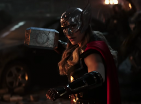 Natalie Portman w pełnym stroju Mighty Thora na nowym zdjęciu "Thor: Miłość i grom"