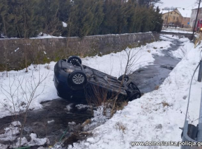 Złoty Stok: ukradł auto, uciekał przed policją i... wpadł do rzeki