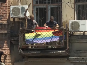 Gruzja: zamieszki w związku z planowaną paradą równości. Polak ugodzony nożem