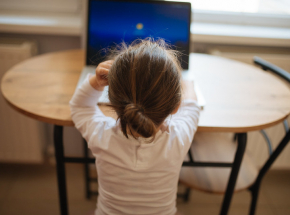 Cyberuzależnienia wśród dzieci. Dlaczego same zakazy nie wystarczą?
