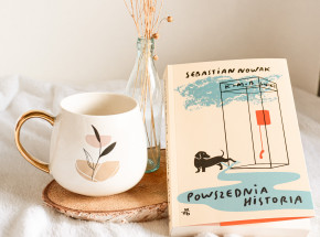 Poszukiwanie siebie w szarym świecie, okraszone piosenkami Queen - „Powszednia historia” Sebastiana Nowaka [RECENZJA]