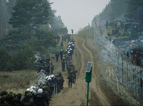 Migranci zgromadzili się w pobliżu przejścia granicznego w Bruzgach
