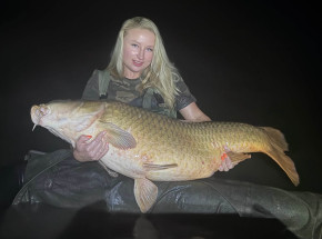 Polska wędkarka Sylwia Tkacz ustanawia rekord kraju kobiet, łowiąc karpia o wadze 36,8 kg