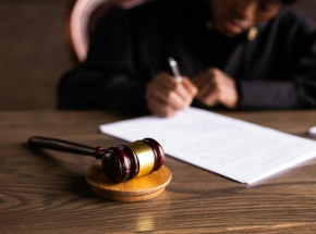 Zarzuty wobec byłych dyrektorów Lasów Państwowych. W tle nazwisko posła Mateckiego i pół miliona złotych