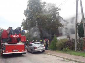 Pruszków: płonie dom w dzielnicy Żbików [AKTUALIZACJA]
