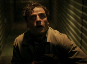 Oscar Isaac w różnych strojach na nowych plakatach serialu "Moon Knight"