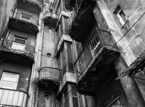 Łódzkie: dwie osoby wypadły z balkonu