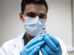 Włochy: lekarz stawił się na szczepienie ze sztuczną ręką 