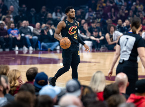 NBA: kontuzja Doncica, bójka Mitchella z Brooksem