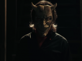 Ethan Hawke jako sadystyczny zabójca na zwiastunie "Czarnego telefonu"