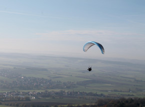 Indonezja: żołnierz skaczący ze spadochronem przeżył upadek z wysokości 500 metrów