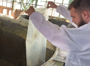 Student z Ukrainy robi papierowe produkty z opadłych liści