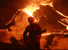 Akustyczny występ wokalisty KALEO podczas erupcji wulkanu na Islandii