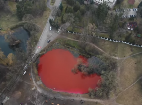 Wilno: woda w stawie przy rosyjskiej ambasadzie została zabarwiona na czerwono