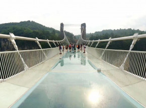 Chiny: turysta został uwięziony na szklanym moście po tym, jak rozbiły się jego panele