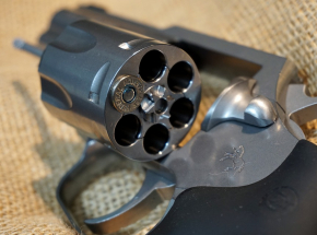 Śląskie: 40-latek strzelał z broni palnej w stronę znajomego. Napastnik usłyszał zarzuty