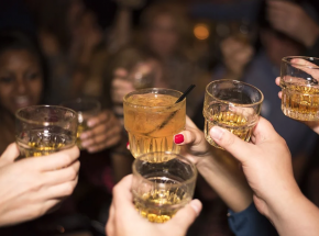 Alkohol na studniówkach – problem czy tradycja?