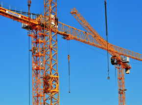 Śląskie: 24-latek złamał kręgosłup po upadku z żurawia budowlanego