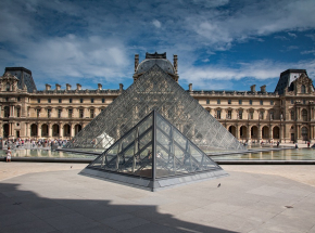 „Mona Lisa" i „Wenus z Milo" podziwiane z poziomu kanapy. Luwr udostępnił swoje zbiory online