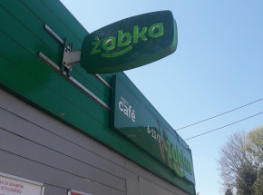 Kontrowersyjna promocja sklepów Żabka. Hot dog za 1 PLN przy zakupie papierosów