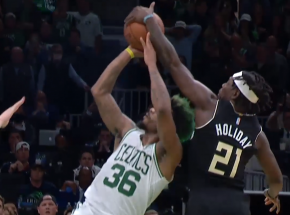 NBA: Holiday zapewnia wygraną Bucks, Grizzlies wciąż w grze