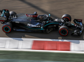 Formuła 1: Mercedes najszybszy podczas dwóch piątkowych treningów