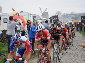 Paryż-Roubaix: Sonny Colbrelli zwycięzcą deszczowej edycji